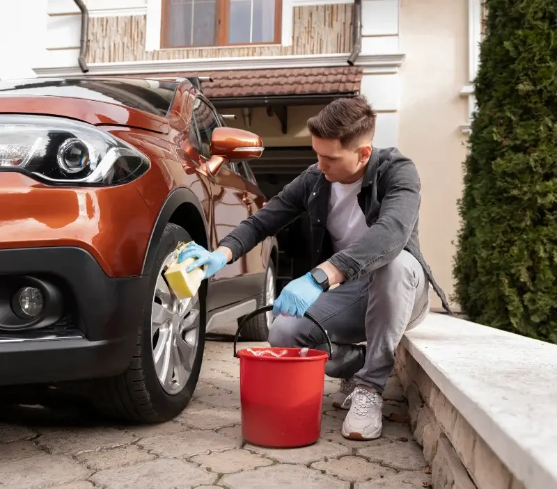 Lavage auto à domicile Pujaut : professionnel intervenant sur un véhicule